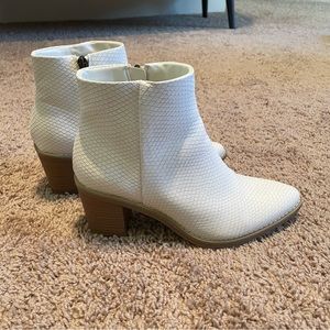 Universal Thread Boots